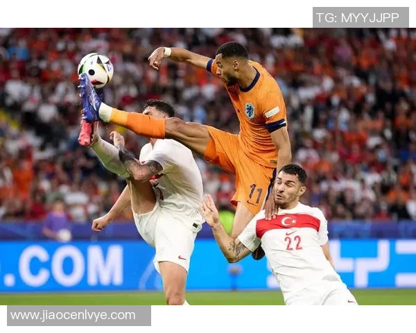 荷兰足球球星前锋成长之路与绿茵场上的辉煌瞬间