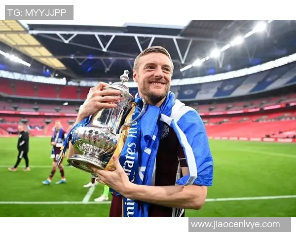 足球巨星璀璨历程与成就展现从辉煌到巅峰的足球传奇故事